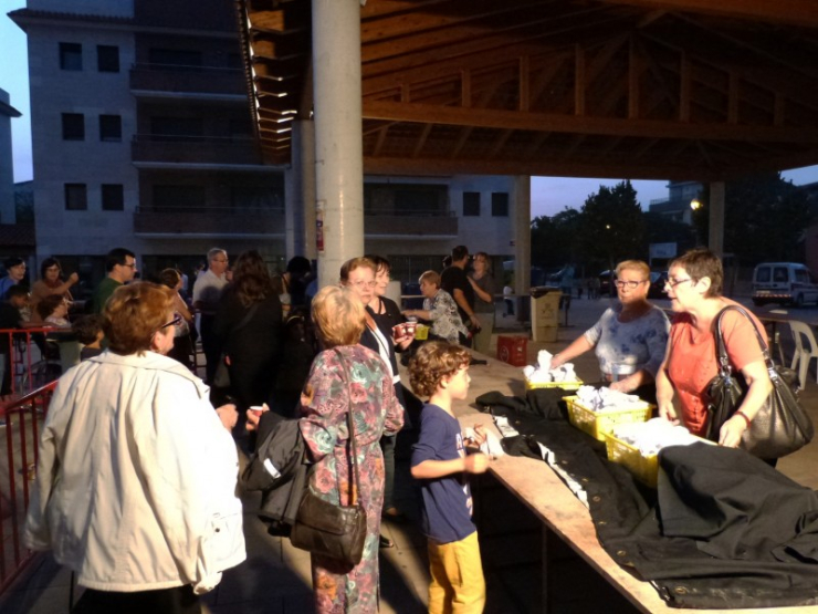 Voluntàries repartint castanyes i moscatell, acompanyades de la regidora Carme Sanz.