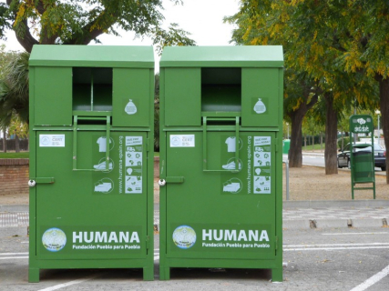 Dos dels contenidors que Humana té a la vila per recollir roba usada.