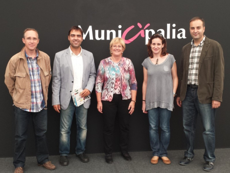 Teresa Padrós -al centre- amb quatre dels tècnics de l'Ajuntament que van acudir amb ella a Municipalia 2013.