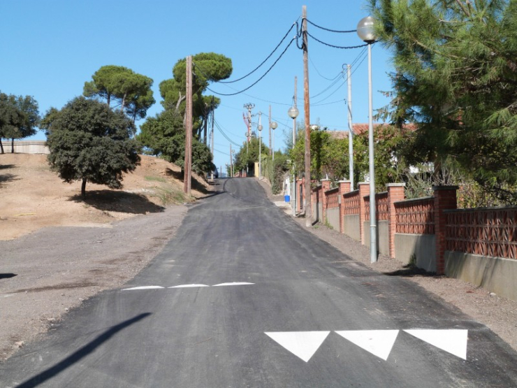 Carrer asfaltat al barri de Can Riera que abans d'aquesta actuació era de terra.