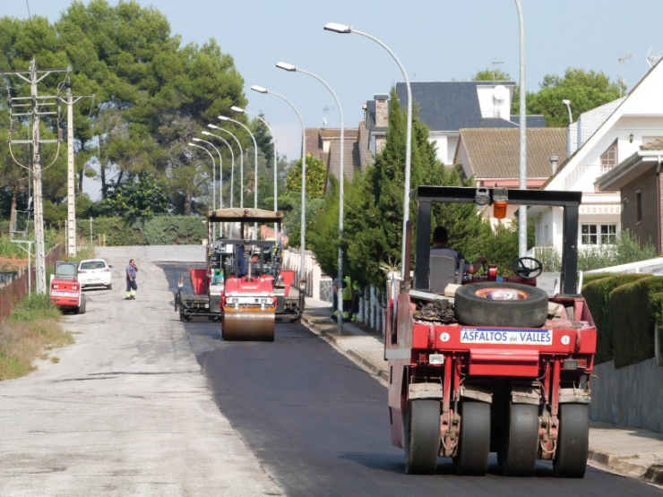 Màquines d'asfaltar al barri de Can Duran.