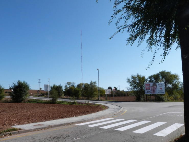 Camí de vianants i nou pas de vianants al polígon Riera de Caldes que connecta amb la parada de bus de la Masia Julià.