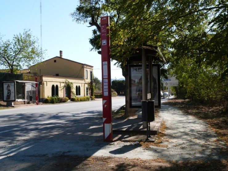 Parada d'autobús de la Masia Julià, amb el nou camí per a vianants a la dreta.