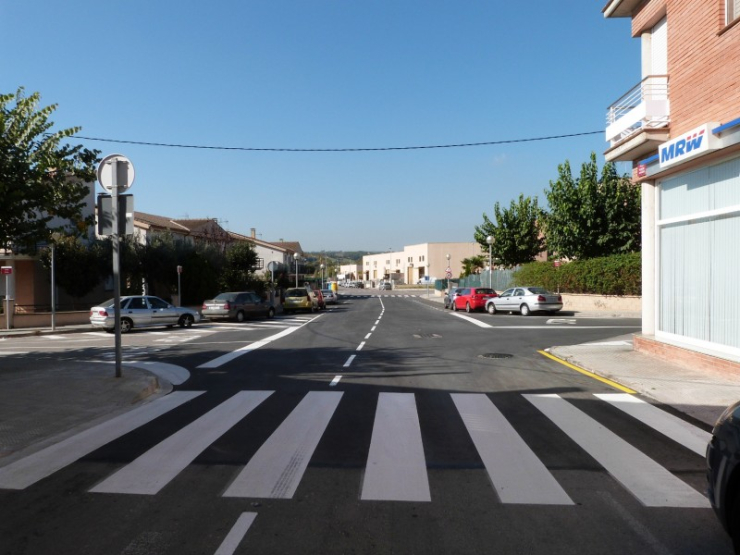 Asfaltat i nova senyalització horitzontal a la confluència entre els carrers Ter, Camí Reial i Caldes de Montbui