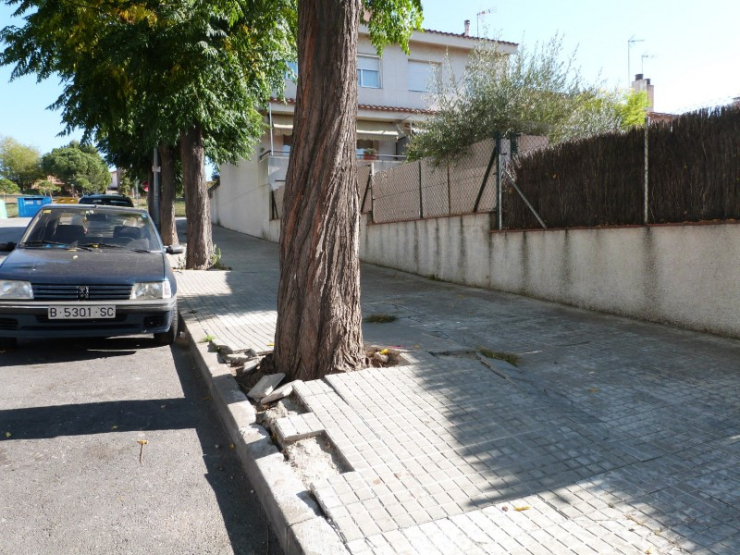 En els propers dies s'inicien els treballs per reparar voreres a diversos carrers de la Plana de Can Maiol.