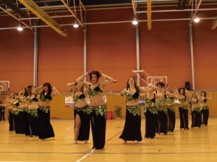 Grup de dansa oriental en el Festival de Nadal 2013.