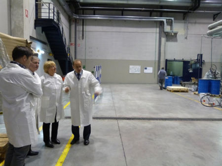 Padrós, amb Bou, Raurell i Estruch, en les instal·lacions de Sakata Inx.