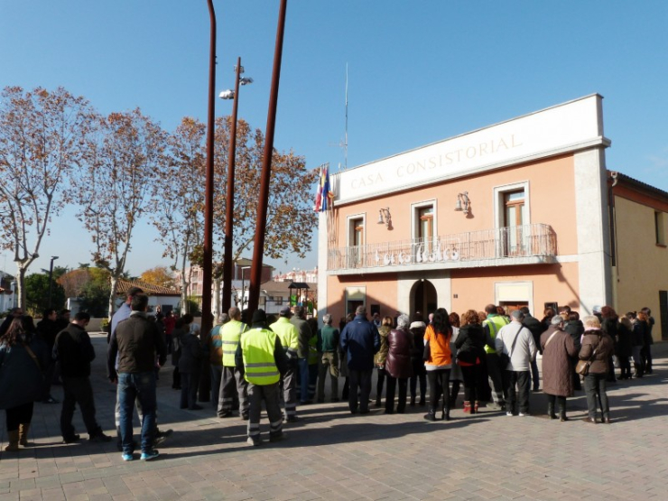 Concentració a la plaça de la Vila en defensa dels ajuntaments i contra la reforma local celebrada el 12 de desembre del 2013.
