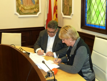 Enric Cartoixà i Teresa Padrós signen el conveni mitjançant el qual la fundació fa la donació.