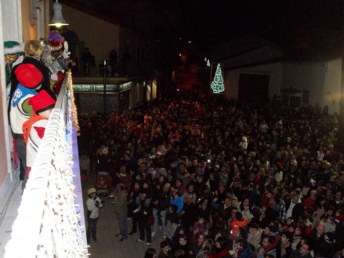 La plaça de la Vila, plena de gent per rebre els Reis Mags el 5 de gener del 2013.