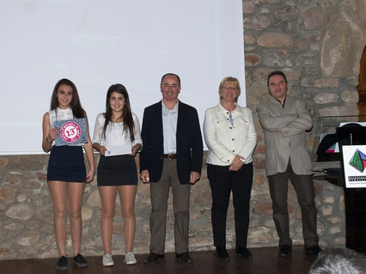 Dues representants de la Ferreteria Estrada recullen el premi de millor apardor. Amb elles: J. Bachs, T. Padrós i M. Rovira. // Imatge proporcionada per l'Associació de Comerciants.