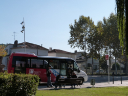 Una passatgera puja al bus urbà a la parada del Centre Cívic.