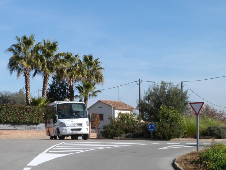 El bus urbà, al seu pas per la rotonda situada al límit entre els barris de Montjuïc i Can Duran.