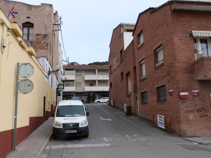 Es crea una nova vorera al costat sud del carrer Riereta (dreta de la imatge).