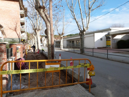 Els operaris treballen en la renovació de la vorera en un tram del pg. de la Carrerada.