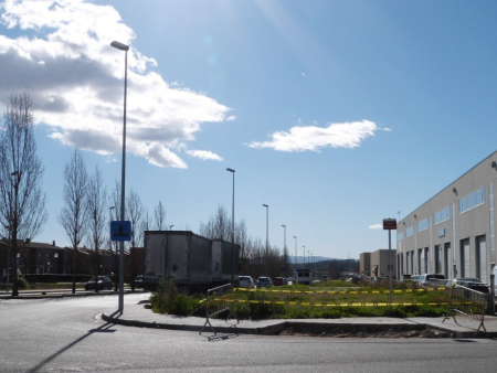 L'av. Ebre concentra bona part dels treballs per crear el nou passeig, a la franja que hi ha entre la vorera del costat dret del carrer i les naus industrials.