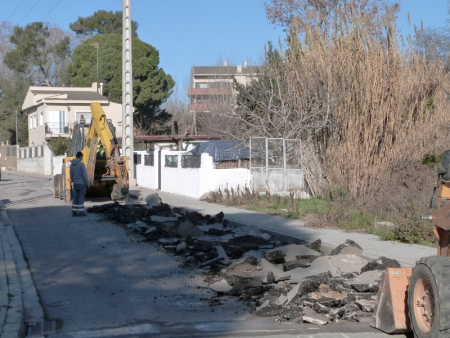 Els operaris, retirant l'asfalt malmès al carrer Costa del Sol.