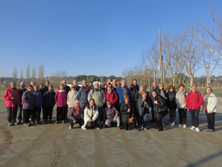 La regidora de Gent Gran va voler saludar el grup abans que comencessin l'excursió.