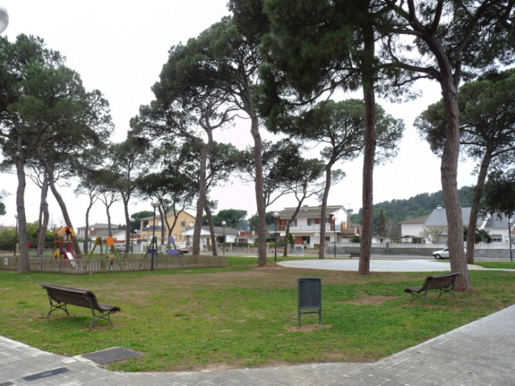 L'antiga plaça Deu d'Octubre és ara la plaça de la Pineda.
