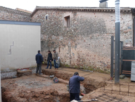 Els operaris, treballant en els fonaments de l'ampliació de l'annex.