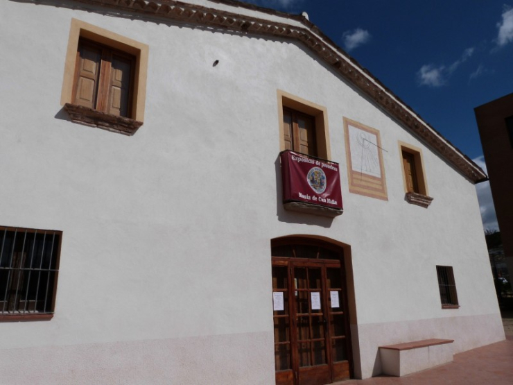 Façana de la Masia de Can Malla.