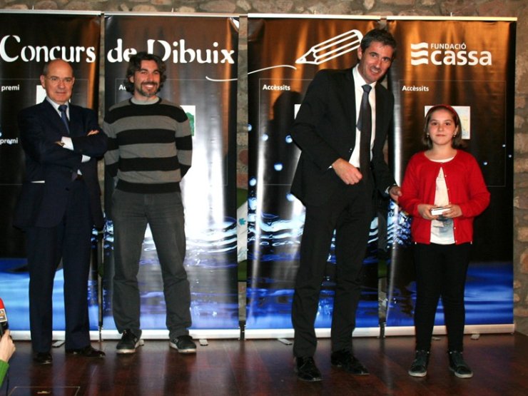 Lliurament a la guanyadora del 2n premi. Fotografia del dept. de Comunicació i RRPP de CASSA.
