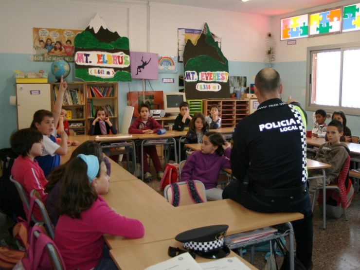 Un dels agents imparteix una classe teòrica d'Educació Viària a l'Escola J. M. Folch i Torres.