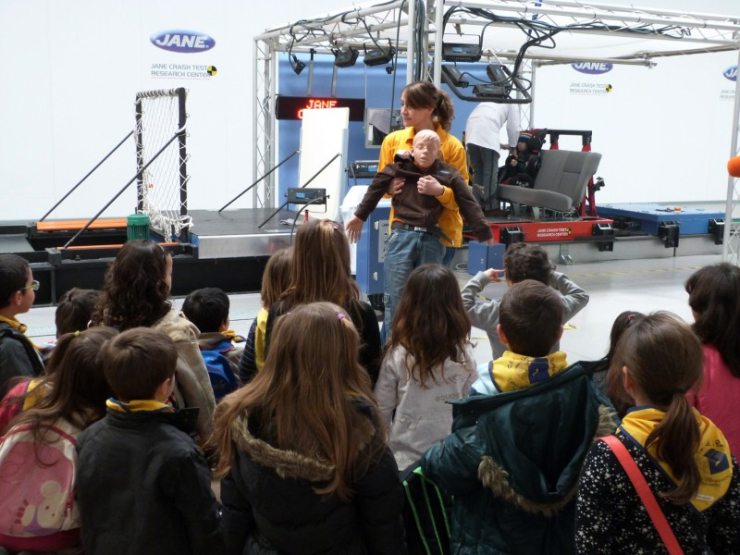 L'Educació Viària inclou una visita a l'empresa palauenca Jané per conèixer les instal·lacions 'Crash Test' i saber la importància dels sitemes de seguretat com el cinturó o les cadiretes.