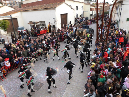 La Tribu del Sol, guanyadora del Concurs de Comparses, ofereix la seva coreografia al jurat i al públic congregat al costat de la plaça de la Vila.