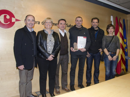 El representant de Ferreteria Estrada, amb l'Alcaldessa Padrós, el regidor Rovira i representants de l'Associació de Comerciants i la Cambra de Comerç. Imatge de la Cambra de Comerç de Sabadell.