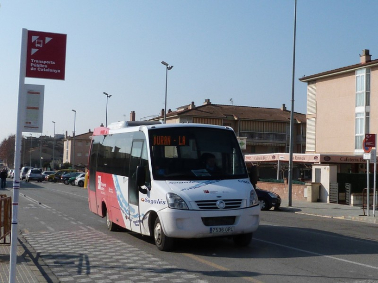 El bus urbà, a la parada de l'Institut Ramon Casas i Carbó.