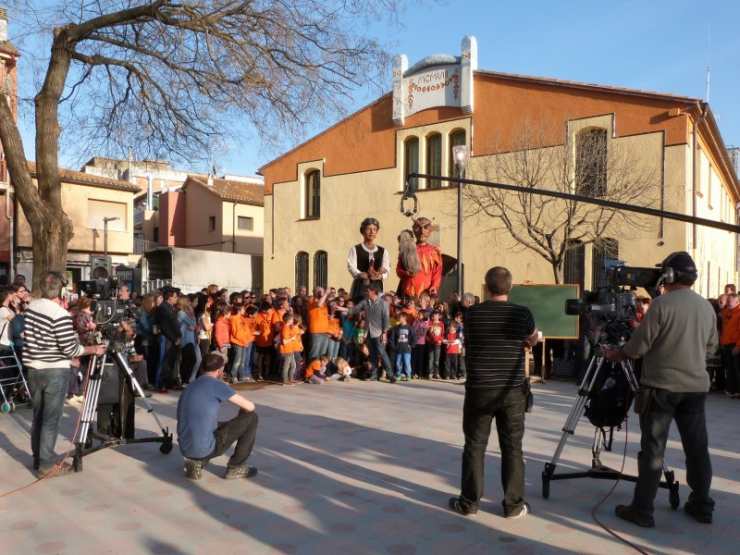 La plaça, plena de palauencs i entitats per fer de públic al 'Divendres'