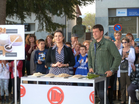 La doctora Folch i Espartac Peran, amb una selecció de productes vegetals.