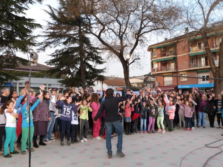 El públic de Palau-solità i Plegamans saluda a la càmera en la darrera connexió en directe del programa 'Divendres' des de Palau-solità i Plegamans.