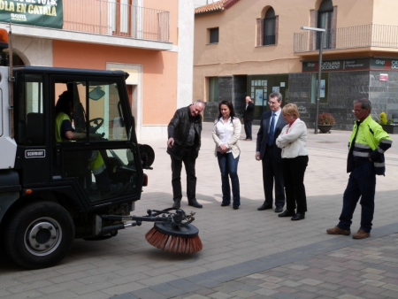 Els responsables de PAU presenten el nou vehicle escombrador a Teresa Padrós i Àngels Marcuello.