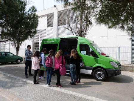 Oficina Mòbil d'Informació al Consumidor, amb alumnes de l'Institut Ramon Casas i Carbó.