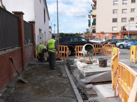Treballadors d'un pla d'ocupació anterior treballant en una obra a la via pública duta a terme el desembre del 2012.