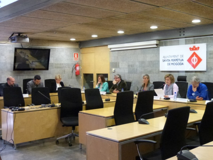 Alguns dels alcaldes/ses, regidors/es i membres del comitè d'empresa d'Alstom, a l'acte celebrat a l'Ajuntament de Santa Perpètua de Mogoda.