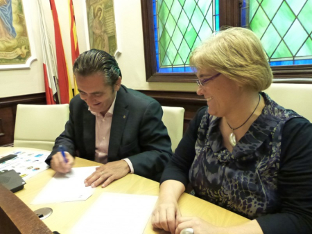Barrios, de Rotary Club, signa el conveni acompanyat de la Tinenta d'Alcadia d'Acció Social, Carmen Cabeza.