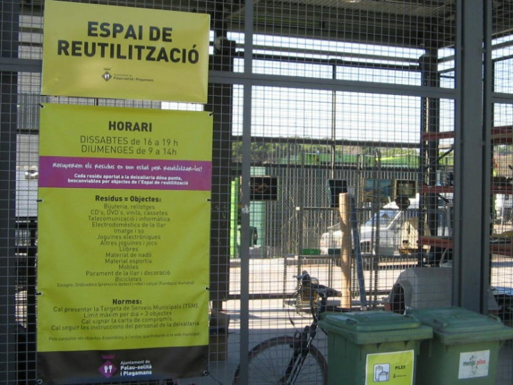 Els usuaris que disposen d'una Targeta de Serveis Municipals poden endur-se objectes dipositats a l'Espai de Reutilització.