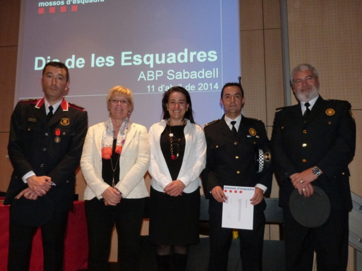 D'esquerra a dreta, el sotsinspector i Mosso d'Esquadra Albert Aldecoa, l'Alcaldessa Teresa Padrós, la regidora Àngels Marcuello, el caporal Ángel Gallego i el coordinador de l'Àrea de Seguretat Municipal, Joan Gràcia.