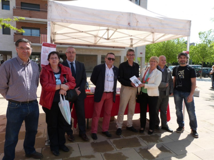 L'Alcaldessa i regidors i regidores de l'Ajuntament, amb Pep Camps, autor de 'Senzill manual de comunicació'.