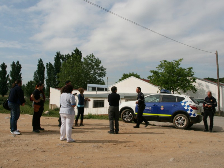 Els evacuats, reunits i amb els agents de la Policia Local, davant l'Espai Jove l'Escorxador.
