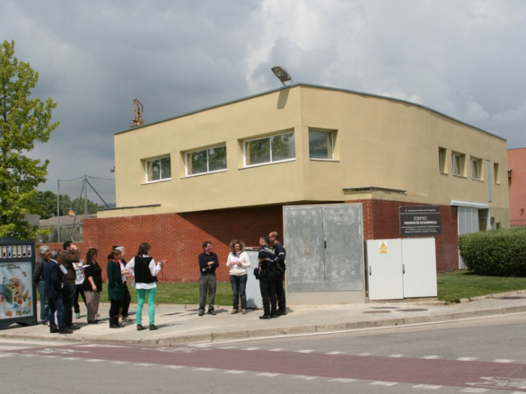 Els evacuats, reunits i amb els agents de la Policia Local, davant l'edifici de Promoció Econòmica.