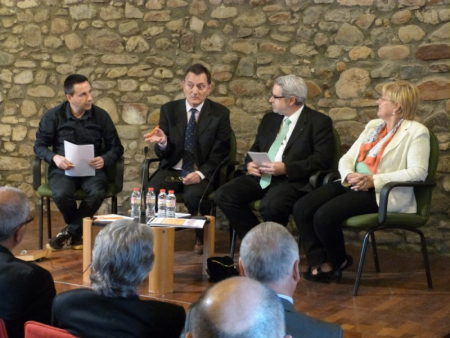 D'esquerra a dreta: Eduard Garcia, Guillem Rovira, Ferran Tarradellas i Teresa Padrós en el debat sobre el futur de la Unió Europea.