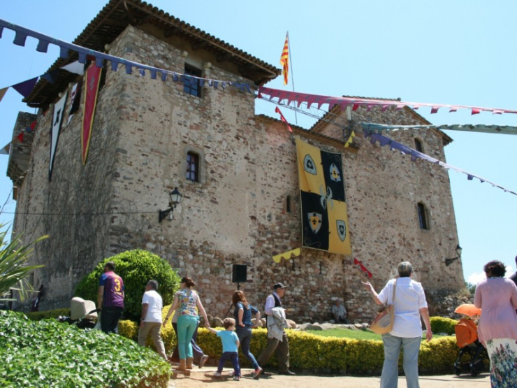 El Castell de Plegamans, engalanat durant el Mercat Medieval 2013.