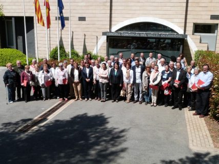 Els assistents a la presentació del Congrés Nacional de la Gent Gran, davant la seu del Consell Comarcal del Vallès Occidental.