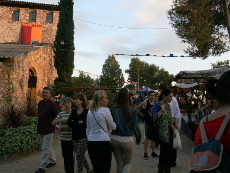 Al voltant del Castell de Plegamans s'hi concentraven parades d'artesania i restauració. Mercat Medieval 2014.