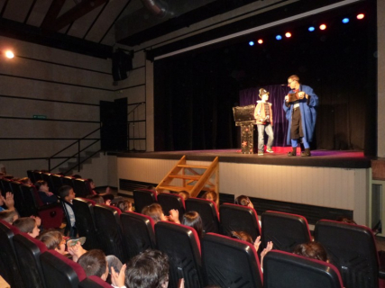 Ruskus Patruskus fa participar un nen en l'espectacle 'Traspatràs'.