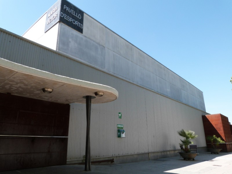 El primer desfibril·lador automàtic s'ha instal·lat al costat de la porta principal del pavelló d'esports.
